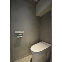 無機質な空間のおしゃれなトイレにリノベーション