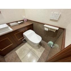 今回は１階と２階合わせて４台のトイレを交換しました
１階ショールームはお手入れがしやすく機能性に優れたタンクレストイレ
２階事務所はお手入れがしやすいシルエットで有事の際に安心なタンク式トイレ
こちらでご提案しております