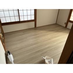 砂壁だった壁を下地を施工しクロスでしあげました。畳からフローリングへ変更いたしました