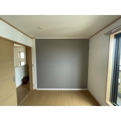 洋室の中央に間仕切り壁を新設し２部屋にしました