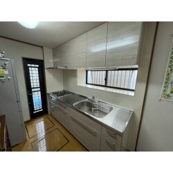 キッチンパネルは既設品を流用し、キッチン本体のみ交換
また、IHコンロ用の電源を増設しました