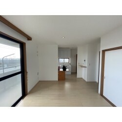 明るい色を使用する事でお部屋を広々と感じていただけました。