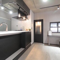 築36年のマンションをフルリフォーム

今人気のタッチレス水栓や、玄関に洗面台を設置するなど、このご時世にあった造りに。

全部屋通してセンスの光るクロスや床材を採用。

また、Panasonicの人気の２商品を使用。
一つは室内窓。光が存分に降り注ぐ部屋となり、
二つ目は人気のフレームシェフ。ワイングラスをかけ、ホテルライクを楽しむことができます。

築４０年近いマンションの一室が、お家時間をとことん楽しめる、今に合った部屋に生まれ変わりました。
