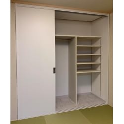 和室の押入れを改装し収納ドアを取付し内部は稼働棚に

パイプを造作を致しました。
