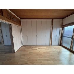 和室だったお部屋ですが、床をタタミからフローリングに張り替え、押入を解体しクローゼット収納にしたことで素敵な洋室になりました。