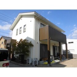 築年数の経過と汚れが目立ち暗い外観のイメージになっていました。そこで新築当時の雰囲気をよみがえらせるべく、塗装をさせていただきました。