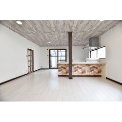 中古住宅の住空間の改修工事をさせていただきました。ちょっとした間取りの変更も行い、より住みやすくなるようお手伝いさせていただきました。