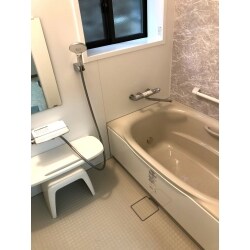 タイルをすべてとり、冬場でもヒヤッとしにくく、滑りにくい床のユニットバスを施工と一緒に、玄関も合わせて交換させていただきました。