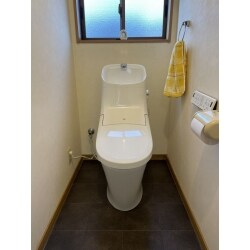 掃除もしやすくなった新しいトイレに合わせ、床の色も変更することでより落ち着いた空間に