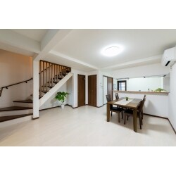お客様ご希望のオープン階段・畳コーナー・パソコンデスク・たっぷりの収納を叶えました。
広々としたLDKにするために、間取り変更・補強を行いました。

