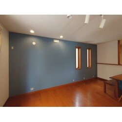 一面をアクセントクロスに変更。アクセントクロスにすると部屋の内装が引きしまり、雰囲気が変わりました。シンプルモダンになりました。