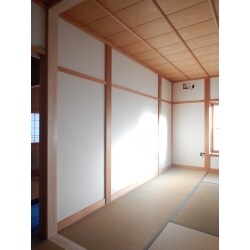 珪藻土をそのままでパテ後にクロスを貼りました。