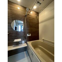 戸建て1階のリフォームです。
フローリングは現状のフロアを剥がさず、上張りすることでゴミ処理費用をコストダウンしています。
床　Panasonic　ウスイータ
キッチン　LIXIL　シエラS
ユニットバス　LIXIL　リノビオV