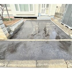 アスファルト舗装をすることで、玄関入口までの出入りがスムーズになりました。