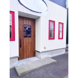 店舗のドア交換工事を行いました。
アルミ枠のガラスドアから、木製のドアにしたことで見た目の温かさもプラスされました。
