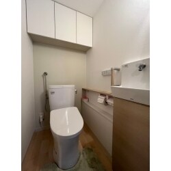 トイレと手洗い場を交換しました。壁配管部分を隠すために収納カウンターを設けました。
