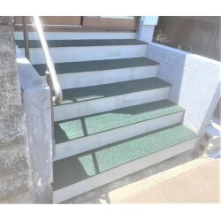 割れたタイルを剥がしモルタル補修をした後、玄関階段にゴムマットを敷き安全に昇上り下りできるよう施工しました。