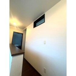 洋室に間仕切り壁を建て２部屋の子供部屋を作りました。
子供部屋それぞれに入口を設け、プライバシーも保てるよう仕上げました。
室内用窓を取付けることでホールからの明かりも入るようになりました。
動線を考慮しコンセントやスイッチ位置も増設・移設しました。