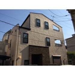 高弾性の塗料でひび割れがしにくい外壁に。艶が有り、汚れも付きにくく、新築時以上の仕上がりになりました。