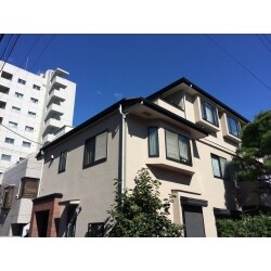 外壁の欠損を左官工事にて補修し、外壁の下地が新しく生まれ変わり、艶消し塗料で美観や住宅のイメージはそのまま残し、外壁が機能アップして見た目もさらに美しくなりました。