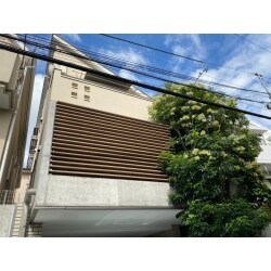 「長持ち」と「汚れにくさ」の両立を追求した
ナノコンポジットF（フッ素）を使用して
外壁塗装工事を行いました。