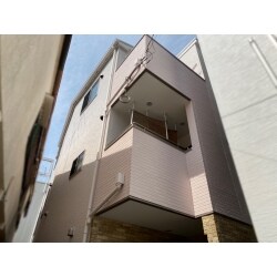 耐汚染・大変色性・耐炎性・防カビ・防藻性・シックハウス対策・速乾性の
ナノコンポジットWで外壁塗装工事を行いました。