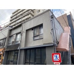 低汚染・高耐久・高光沢のアレスアクアシリコンAC
を使用し外壁塗装工事を行いました。
