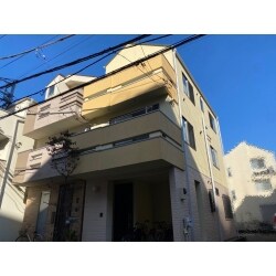 外壁が窯業系サイディングであったため外壁塗装工事では、フッ素以上の機能を持つと
言われている４F塗料である日本ペイントのハイパーセラミックトップを使用しました。
外壁を２色に色分けするため、カラーバリエーションの打ち合わせを密にさせて頂きました。
綺麗なツートンの外観になりました！