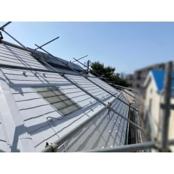屋根塗装工事をおこないました。
遮熱・断熱・弾性塗料の新マテリアアルワンの 
特殊塗料を使い屋根の機能が格段にアップしました。