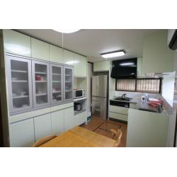 L字のキッチンにカップボードも新しくして使いやすさも上がりました。
出来上がりのイメージも広々快適で最高です。