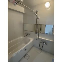 明るく広々とした浴室へ