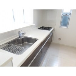 明るく光をよく取り入れてくれるお家です。
白が基調のお洒落な戸建て住宅です。まるで新築のような綺麗さ。
見た目だけでなくお掃除も楽々。

