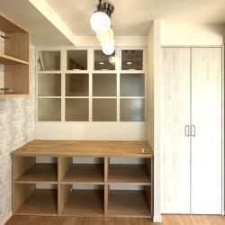 ２部屋の間仕切り壁をガラスにして空間を一体化して洗練したスタイリッシュな雰囲気の部屋へ。