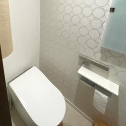 清潔感ある柔らかなベージュトーンのトイレ空間になりました。