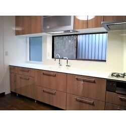天板を伸ばして収納を増やし、クロスも新しくした為部屋が明るくなりました。
また勝手口のドアが不要でしたが、明り取りとして活用できました。