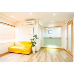 部屋全体が暗かった為、木目調を基調にし明るくしました。
洗面所は背面クロスをワンポイントにして、水栓も自動水栓にしました。また間口が740であった為、カウンターをカットして取付しました。

