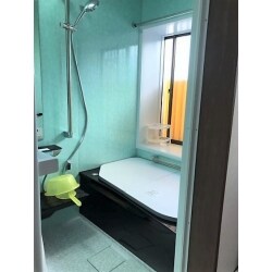 在来浴室で寒かった為、ユニットバスに取替え、断熱材も取付ました。
また窓台も腐っていた為、新しく付け直しました。
同時に玄関のインターフォンをカメラ付きに交換しました。