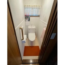 和式トイレから洋式トイレへ取り替えて膝の傷みが軽減しました。
手すりの位置は使いやすい位置に相談しながら取付けしました。