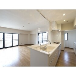 水廻り3点（キッチンの設備など交換、洗面、トイレ）含む、建具交換、床や壁紙・天井クロス内装等の大型リノベーションです。