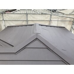 2018年の北大阪地震の被害により屋根瓦が破損してしまい、ご相談を頂き、屋根葺き替え工事を実施させて頂く運びとなりました。

和瓦は重量が重い為、地震の際には、多くの建物が被災されました。
地震での被害を受け、「軽くて頑丈な屋根に葺き替えしたい」とのお客様のご要望で、
スーパーガルテクト（ガルバリウム鋼板屋根材）で屋根葺き替え工事を実施させて頂きました。