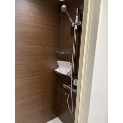 落ち着いた雰囲気のアクセントパネルを採用しました