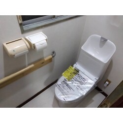 壁紙も床も白で統一した清潔感のある空間へ変身しました