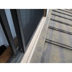 雨戸の敷居を交換し、キレイになりました