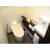 ホワイトとブラウンのシックな水まわり