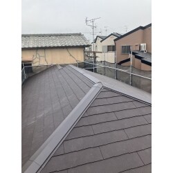 瓦葺き屋根から軽量なカラーベスト材に葺き替えました。