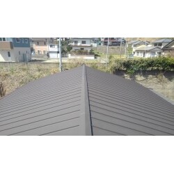 雨漏りが発生しているアパートの屋根の葺き替え工事を行いました。