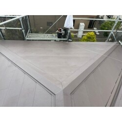 施工コストを抑えたいということでしたので、費用が抑えられる屋根カバー工法での工事を行いました。また屋根材は耐久性のあるスーパーガルテクト（ガルバリウム鋼板）を使用させていただきました。