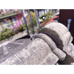 鬼瓦と棟、瓦同士の間に隙間が出来てしまっていました。小さい隙間だったのでコーキングを行い隙間を塞ぐことで雨水などを入らないようにしました。
