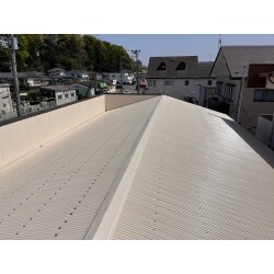 屋根・パラペット・笠木に錆が進行しており築年数も経っていたので葺き替えと板金の交換を行わせていただきました。既存の屋根はトタン屋根でしたのでガルバリウム鋼板製の波板を使用して工事を行いました。