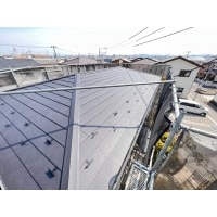 スレート屋根が傷んでいるので、屋根カバー工法を提案しました。